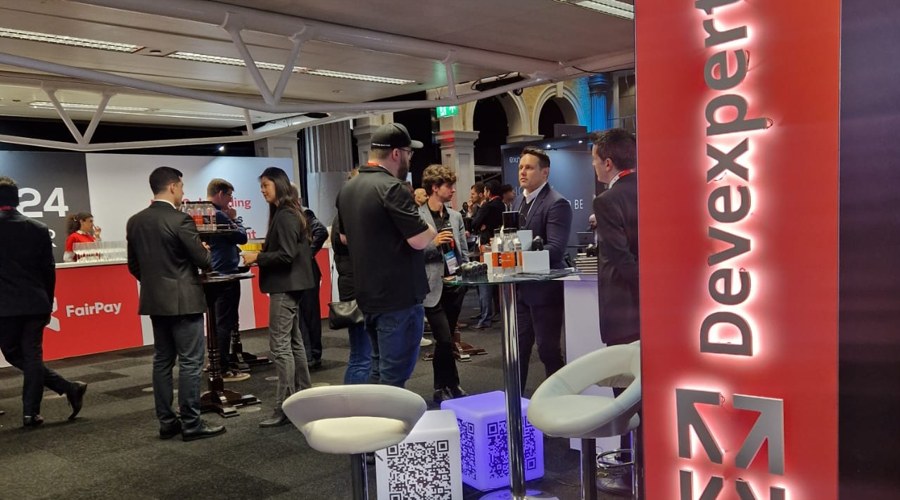 纳斯达克指数实现1.00%的日内上涨，最新报18468.14